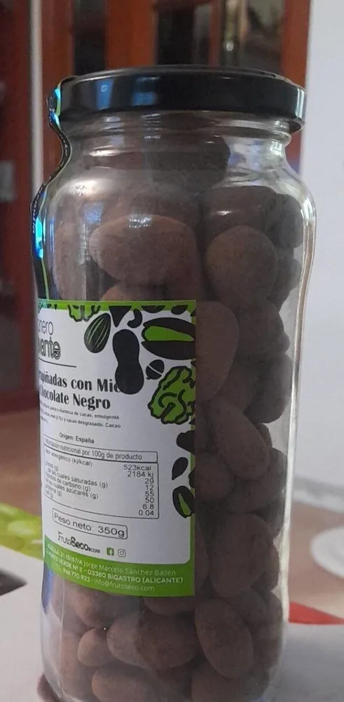 Almendras garrapiñadas con miel cubiertas de chocolate negro