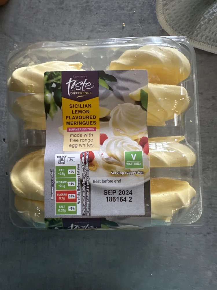 Sicilian lemon flavoured meringues
