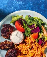 Köfte mit Reis und Salat