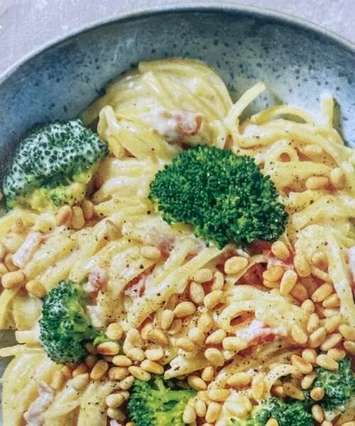 Carbonara mit Brokkoli und Pinienkerne