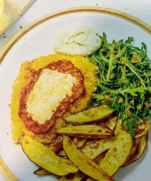 Chicken parm cheesy Schnitzel mit Wedges