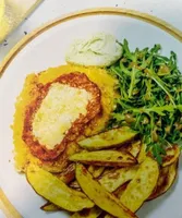 Chicken parm cheesy Schnitzel mit Wedges