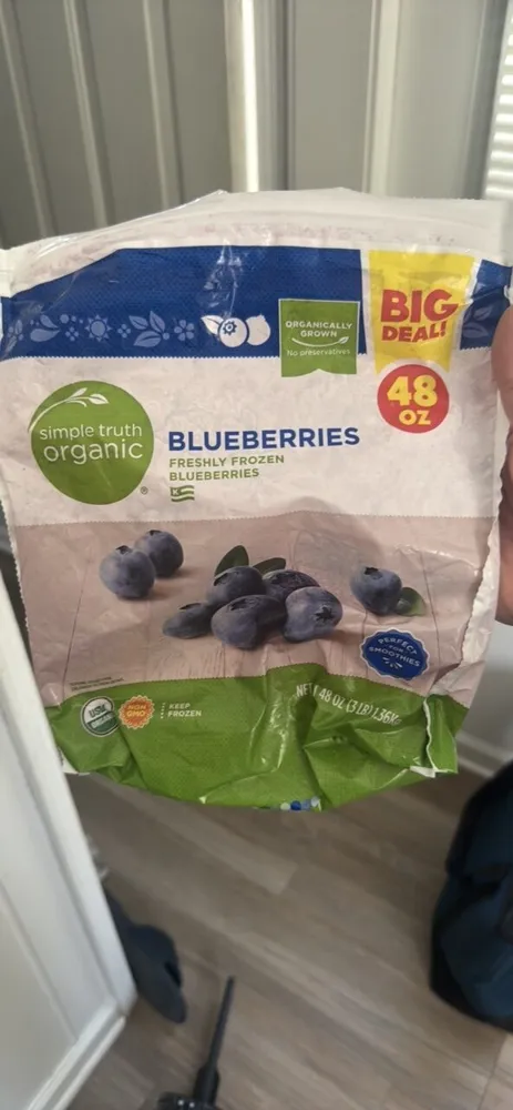 FRESHLY FROZEN BLUEBERRIES