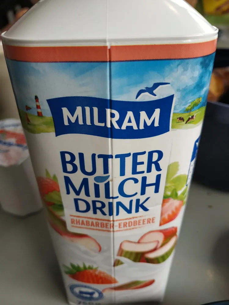 Buttermilch Drink Rhabarber-Erdbeer