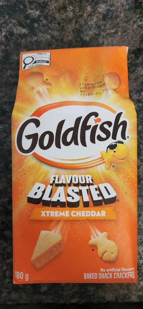 FLAVOUR BLASTED XTREME CHEDDAR BAKED SNACK CRACKERS