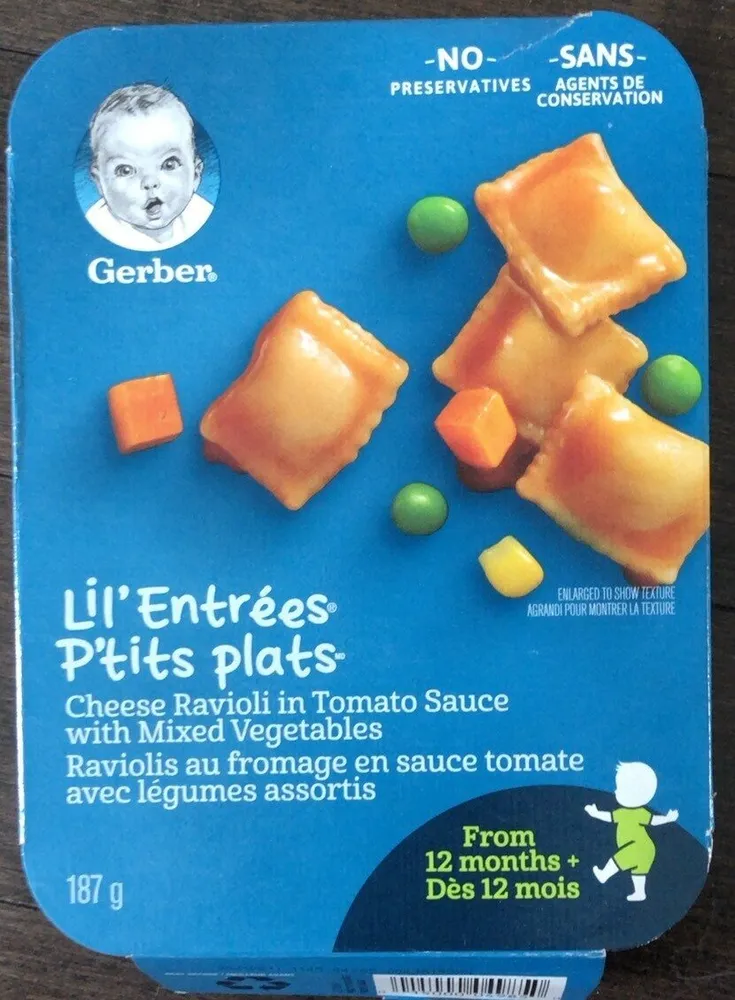 Raviolis au fromage en sauce tomate avec légumes assortis