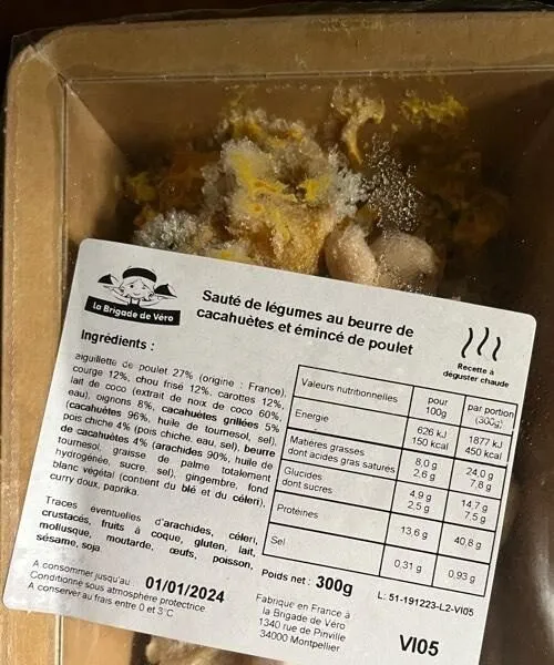 Sauté de légumes au beurre de cacahuètes et émincé de poulet