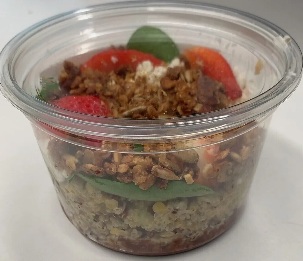 Salade Quinoa corail fraise feta