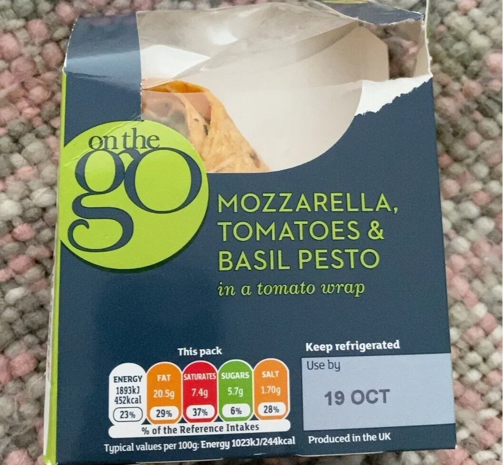 MOZZARELLA, TOMATO & BASIL PESTO
