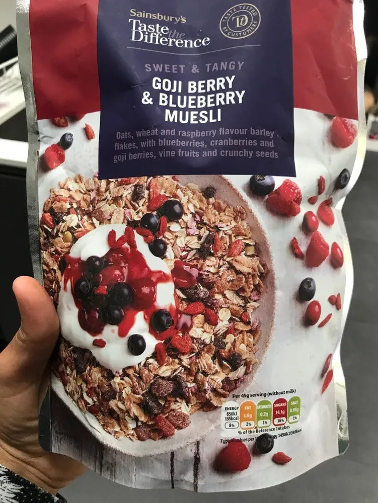 Goji berry & blueberry muesli