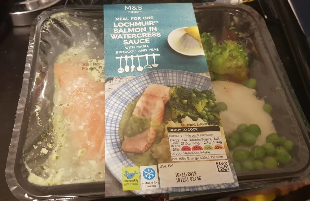 Saumon à la sauce au cresson, purée, brocolis et petits pois
