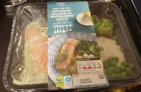 Saumon à la sauce au cresson, purée, brocolis et petits pois