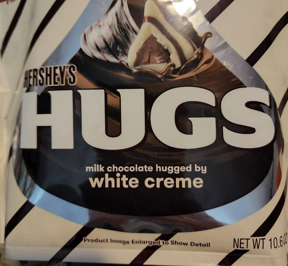 Hugs milk chocolate hugged by white creme