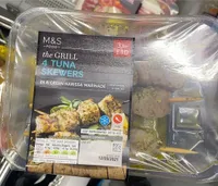 Tuna skewers in green harissa marinade