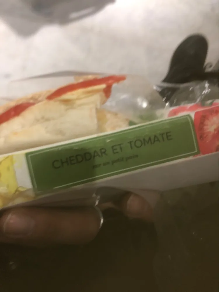 Cheddar et tomate sur un petit pain