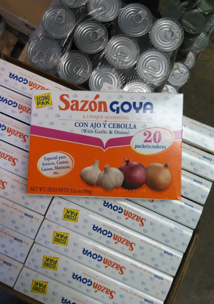 Sazon goya, con ajo y cebolla sazon (with garlic and onion)