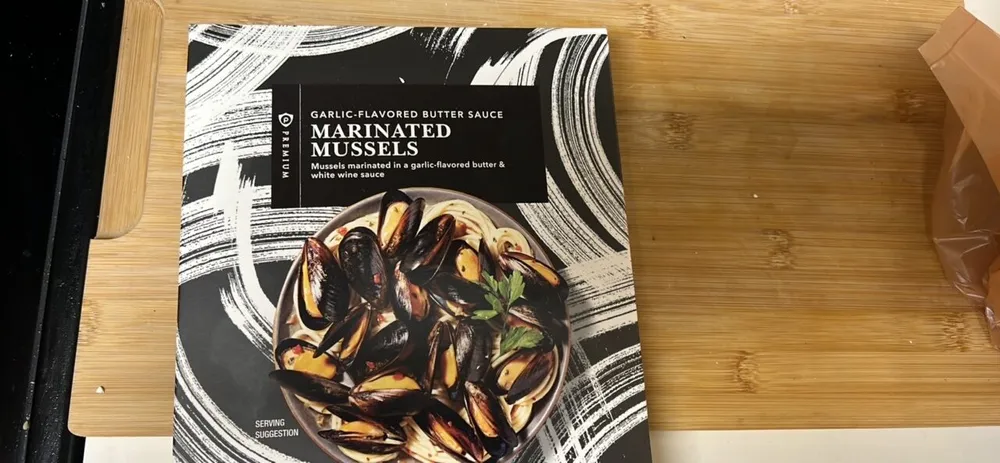 Garlic-flavored butter sauce marinated mussels