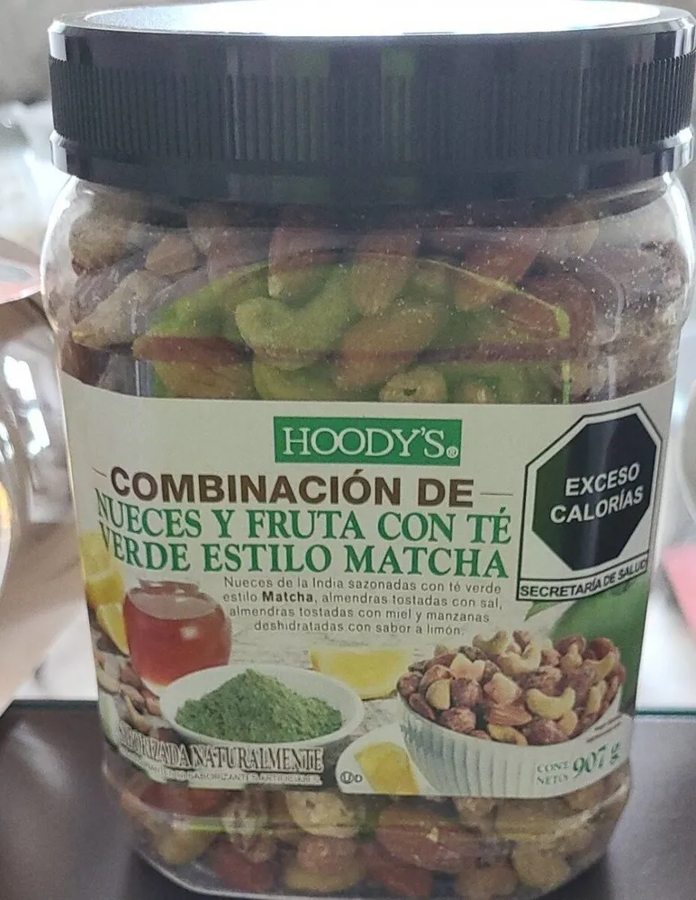 Combinación de nueces y fruta con té verde estilo matcha