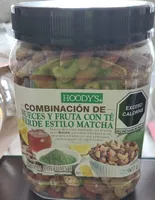 Combinación de nueces y fruta con té verde estilo matcha