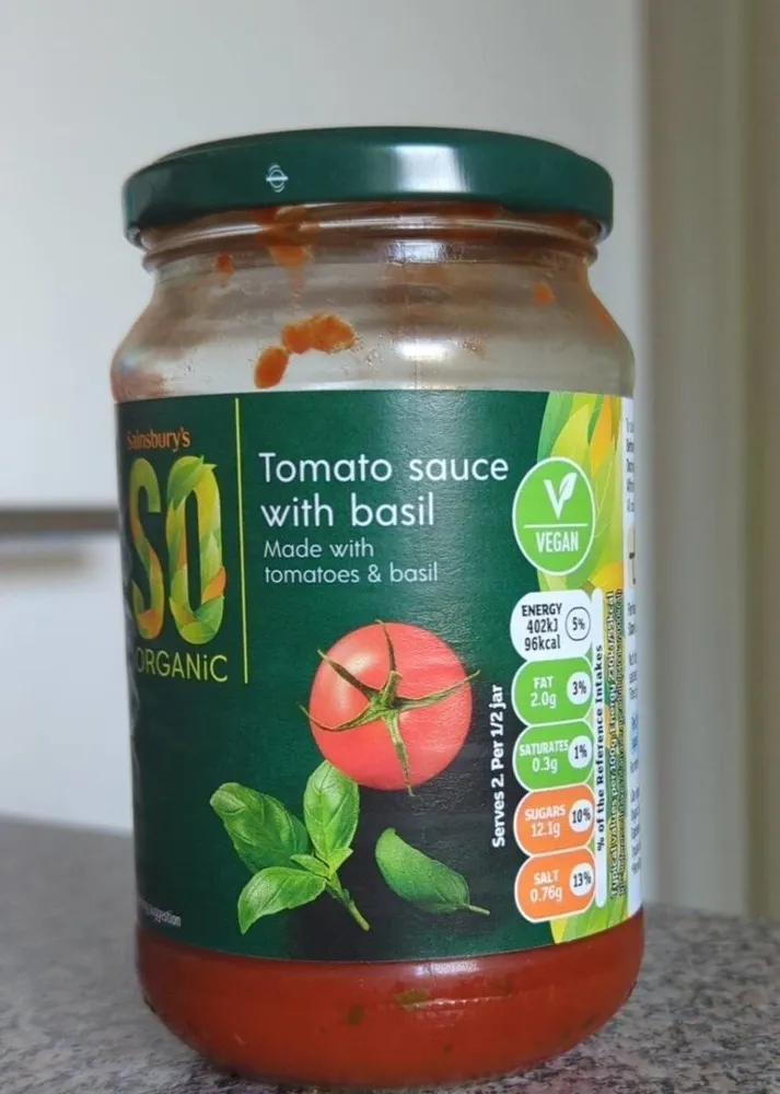 Tomato sauce with basil