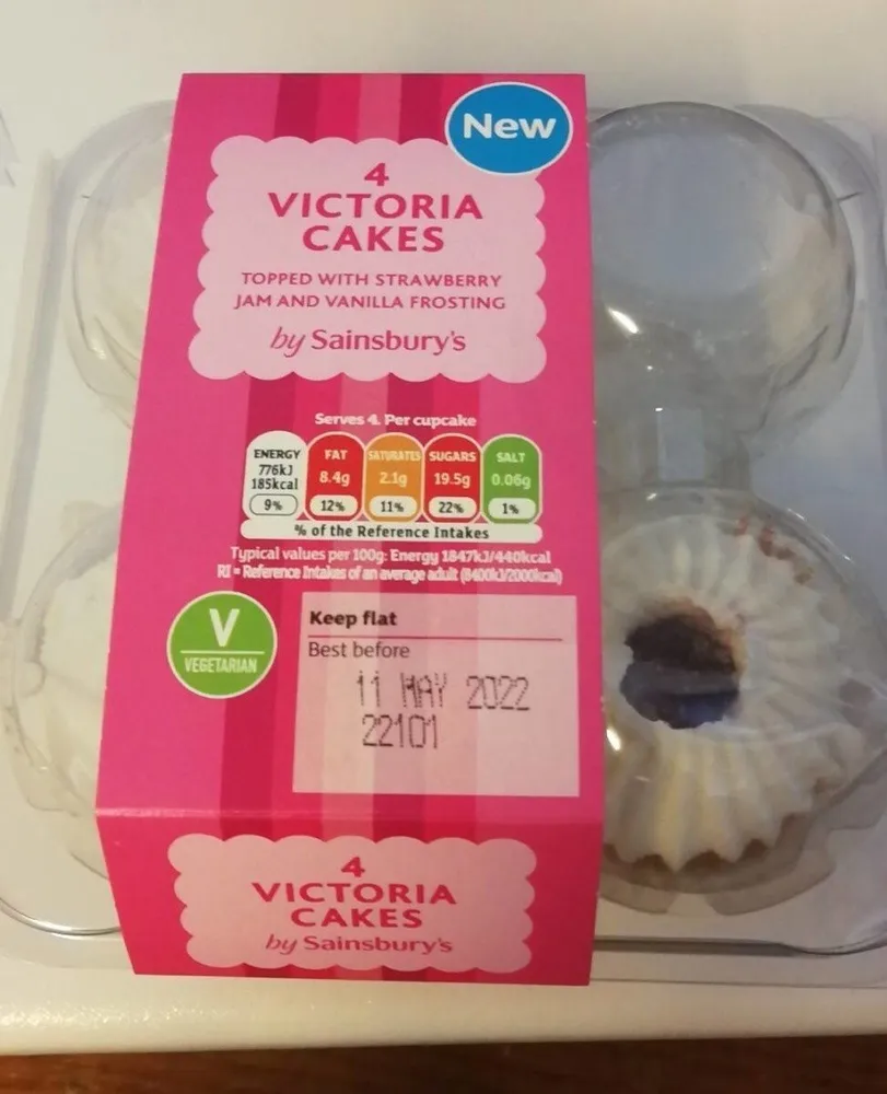 4 Victoria cakes topped with strawberry