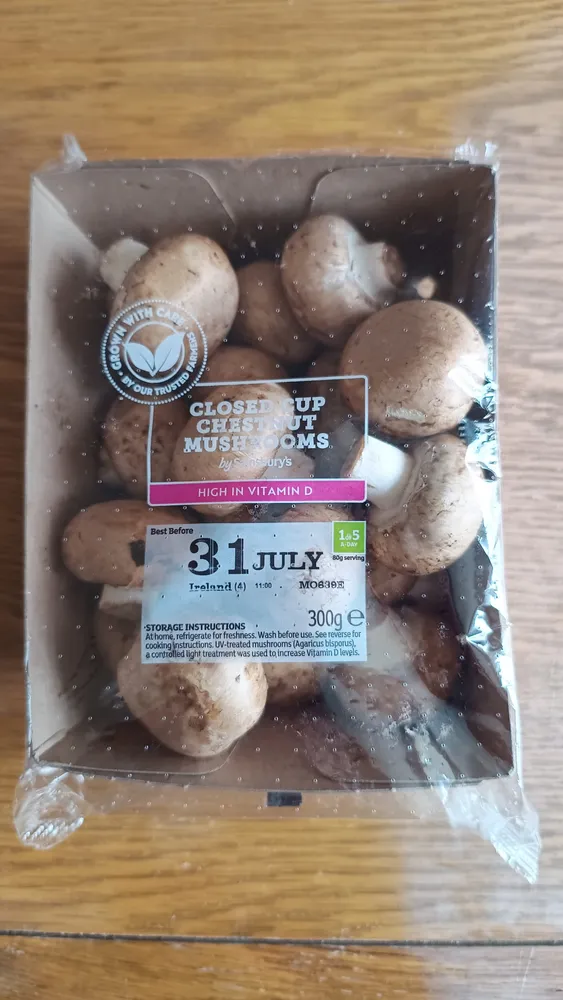Closed cup chestnut mushrooms