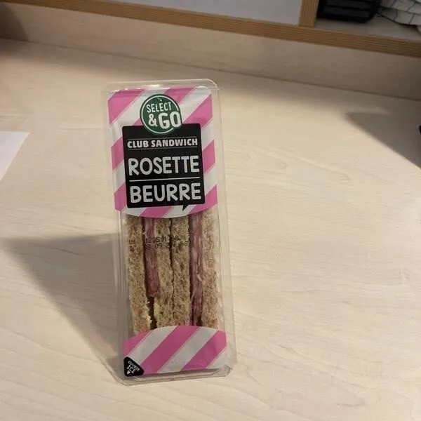 Sandwich au pain de mie complet garni de rosette de Lyon et de beurre