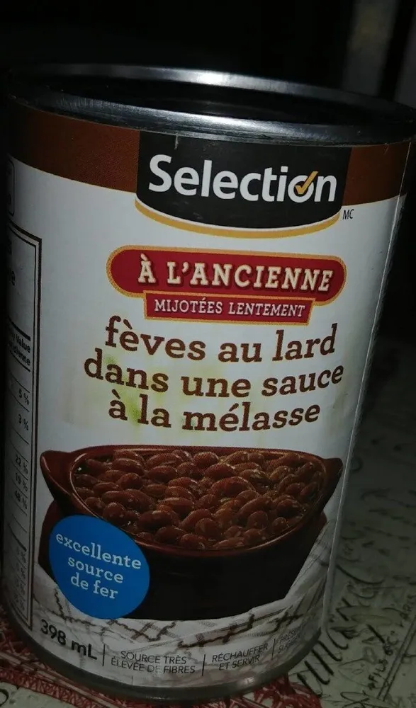 Fèves au lard dans une sauce à la mélasse