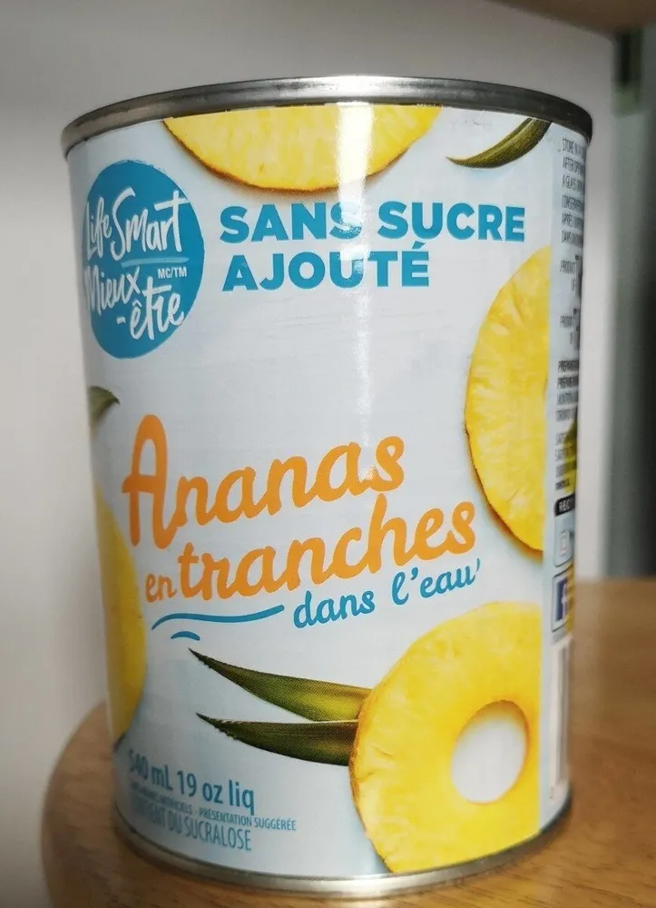 Ananas en tranches dans l'eau