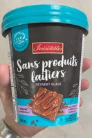 Dessert glacé avec coulis et pepites de chocolat