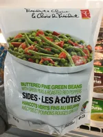 Haricots verts fins au beurre avec pois et poivrons rouges grillés