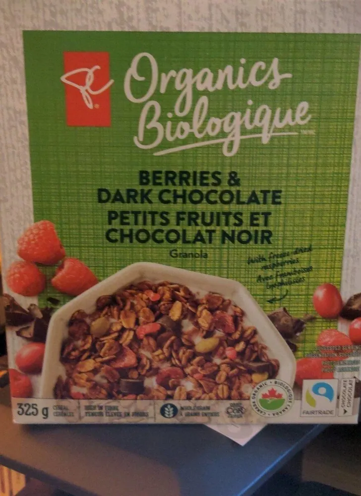 Petits fruits et chocolat noir Granola avec framboises lyophilisées