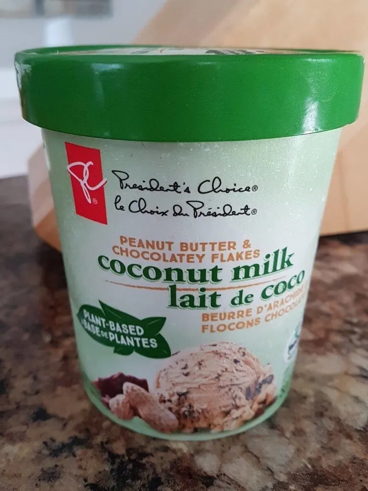 Crème glacé lait de coco d'arachide et flocons chocolatés