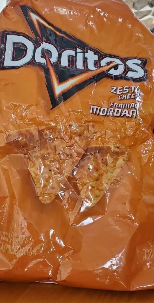 Doritos fromage mordant