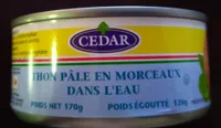 Thon pâle en morceaux dans l'eau