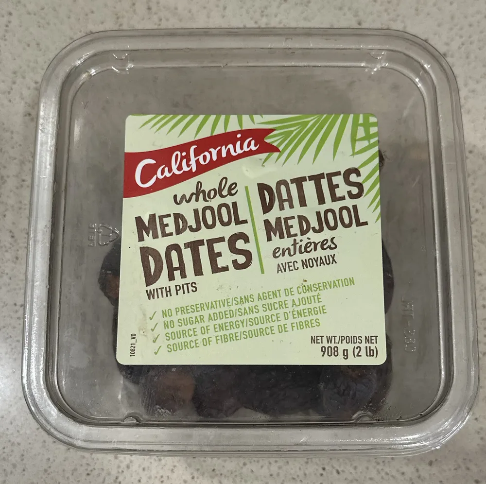 Medjool dates with pits
