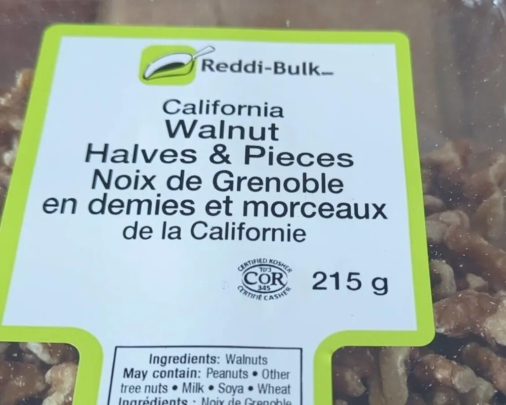 Noix de Grenoble en demies et morceaux de la Californie