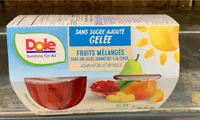 Fruit mélangés dans une gelée aromatisée à la cerise