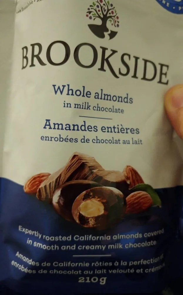 Amandes entières enrobées de chocolat au lait
