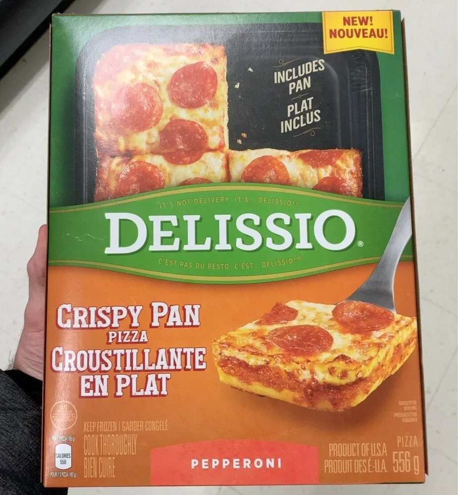 Pizza croustillante en plat