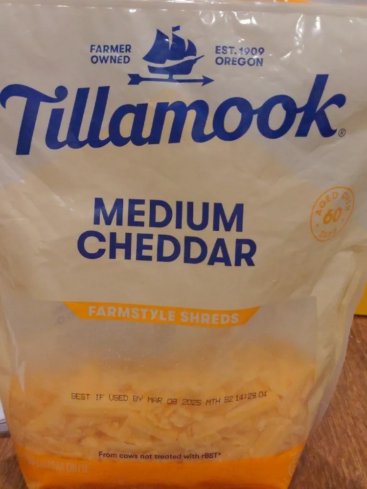 Medium Cheddar Farmstyle Shreds