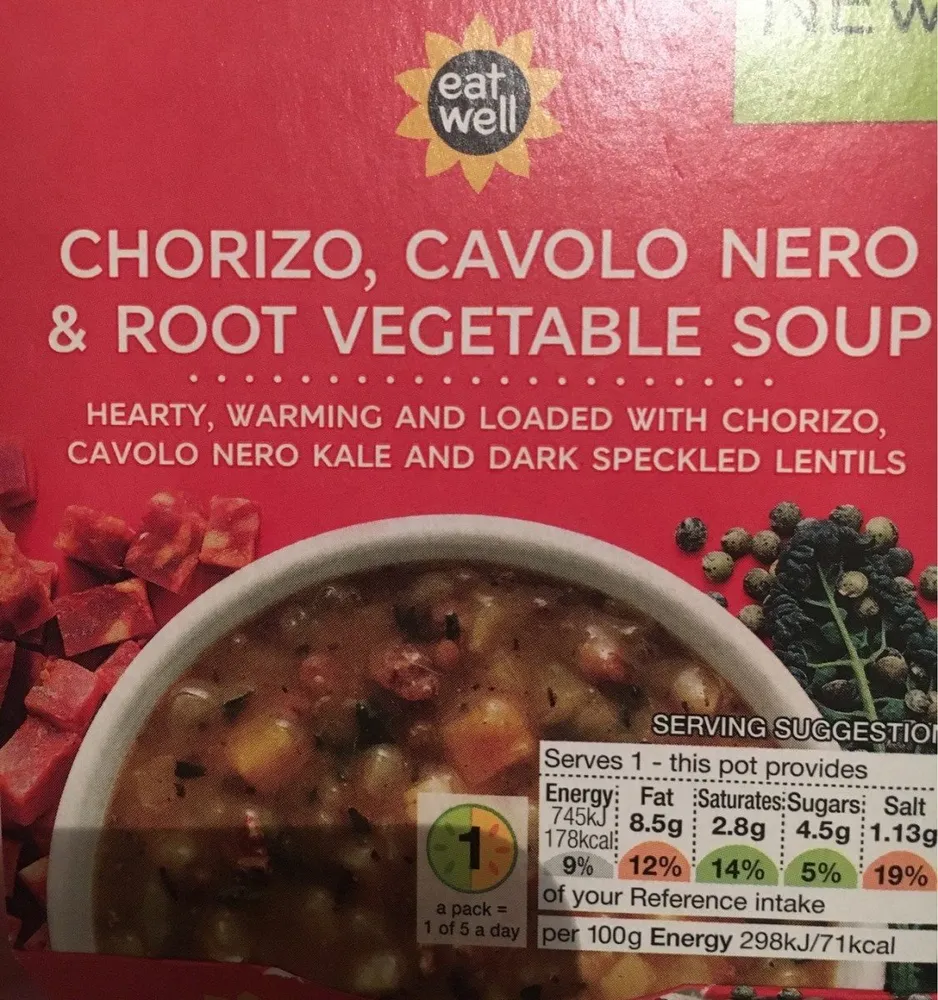 Soupe de legumes racines avec des lentilles du chorizo de porc