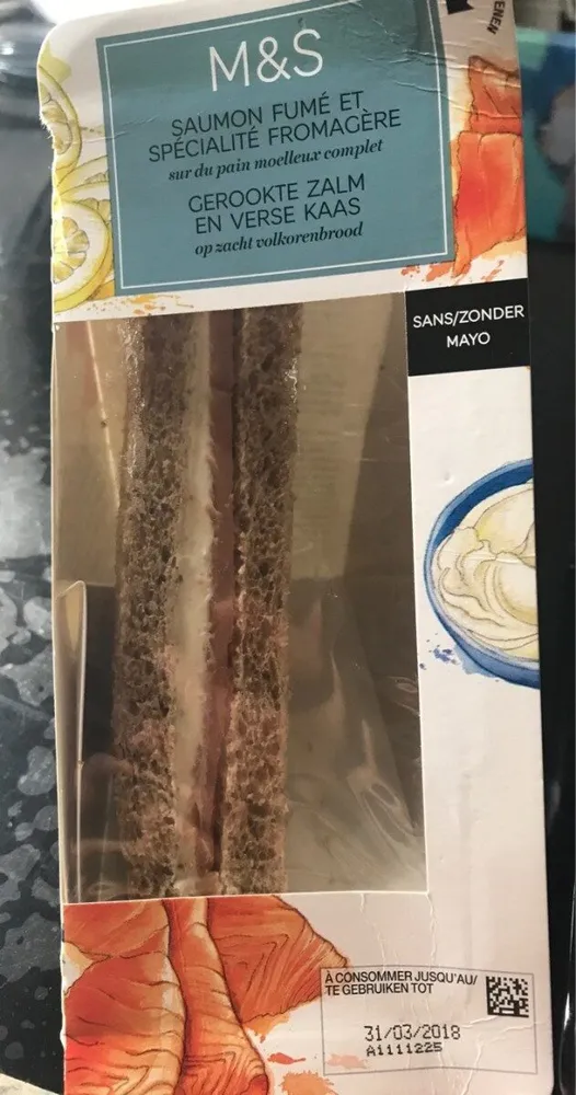 Sandwich au pain complet garni de saumon Fumé D Ecosse, beurre et Specialite Fromage