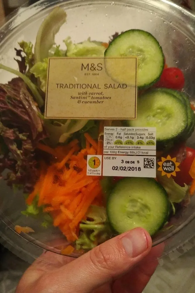 Mélange de salade concombre tomates carottes