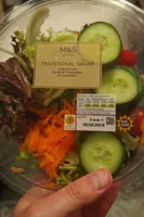 Mélange de salade concombre tomates carottes