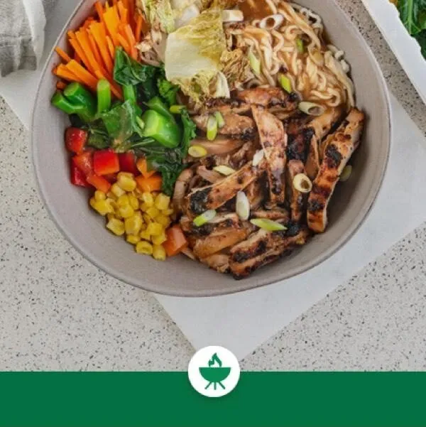 Bol de ramen au poulet grillé