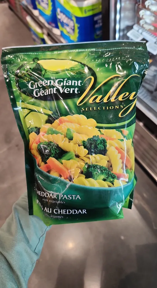 Cheddar pasta with vegetables