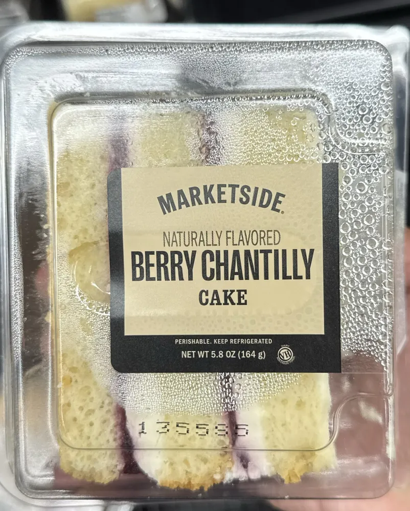 Cake Chantilly and Berries