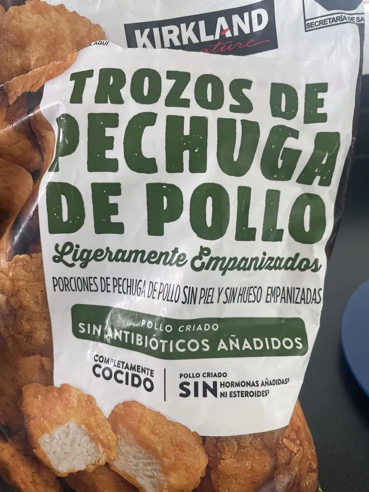 Trozos De Pechuga De Pollo Ligeramente Empanizados