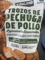 Trozos De Pechuga De Pollo Ligeramente Empanizados